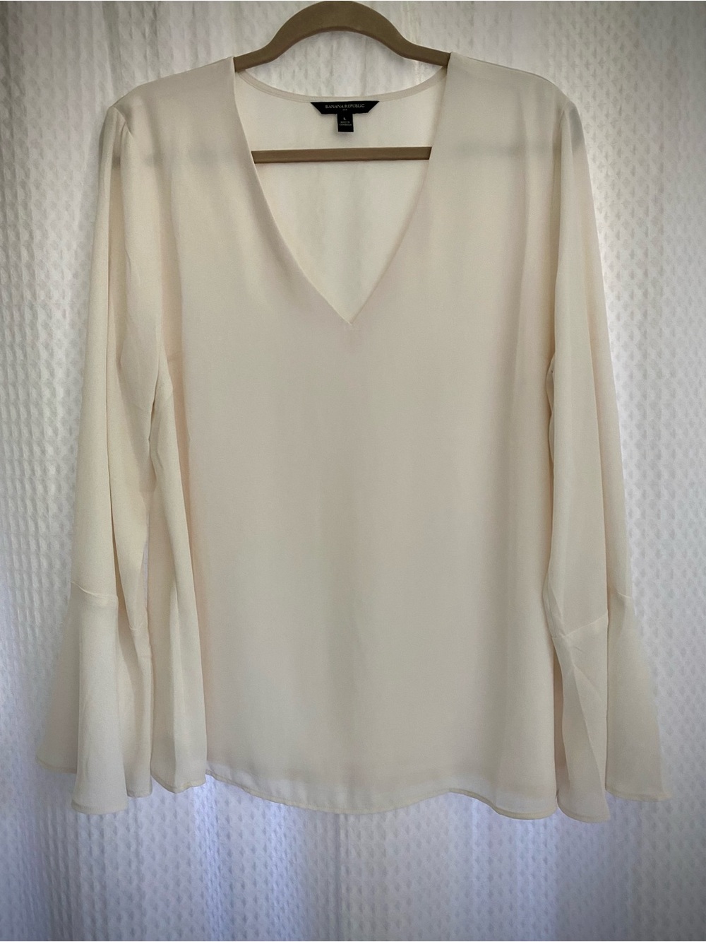 NWOT Banana Republic Cream V-Neck Long Sleeve Blouse